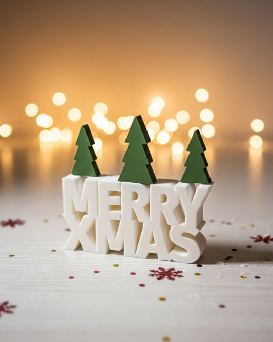3D-gedrucktes „MERRY XMAS“ Dekoschild mit Tannenbäumen